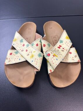 CALCEO COLORFUL AUTUMN LEAVES AND HEARTED GIRL AND BOY PATTERNED SANDAL size 40